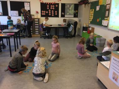 Billede af børn på gulv i klasselokale